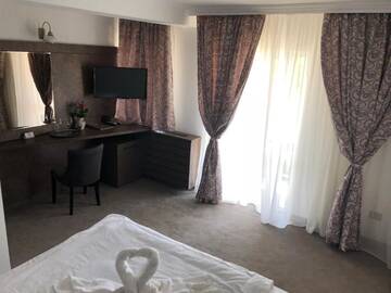 Фото номера Улучшенный двухместный номер с 1 кроватью и видом на море Отель Hotel Corsa г. Мангалия 6